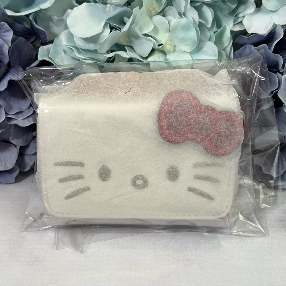 Red and White Hello Kitty Wallet and Coin Purse - Picture 15 of 16